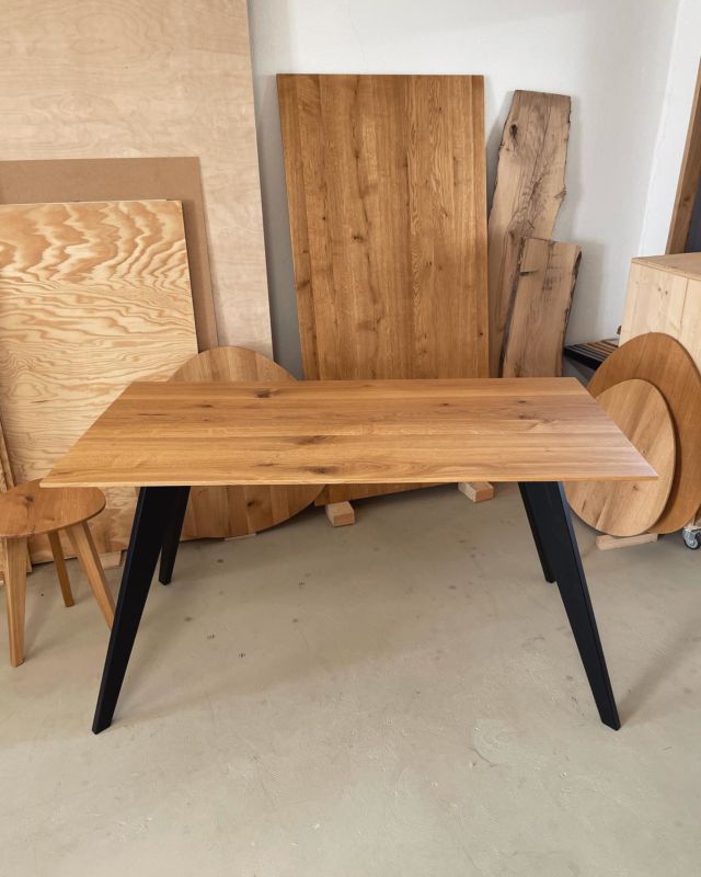 #blackisbeautiful - #feineich #designmöbel gibt es optional auch mit schwarz lackierten Tisch-, Sitzbank- oder Hockerbeinen! 

#manschare #esstisch #sitznaa #sitzbank #wankel #couchtisch #hocknaa #hocker #eichentisch #freiburg #königschaffhausen #madeinsüdbaden